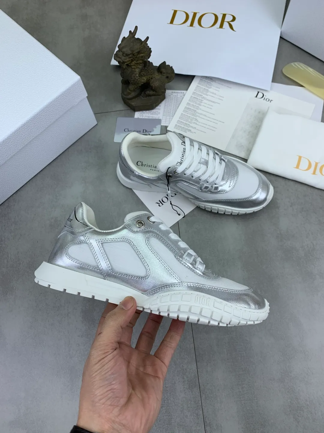 Men's men's shoes P560 new Dior Tech sneakers 2026 early spring series new products, with fashionable details, highlighting retro aesthetics. The light beige anti-suede cow leather upper is spliced ​​with apricot transparent mesh fabric on the side. The upper window edge is adhered with high-frequency flat ironing and back-pressure. It replicates the original craftsmanship, making it beautiful and comfortable without falling off. The interior is made of sheep lining of the same color and is soft and comfortable. The heel and tongue are embellished with the Paris logo. The textured TPU soles with the same color logo. The high-end version is exquisitely packaged with an airplane box, adding to the high-end style. Color: 4️⃣colors available Size: Female 35-41 Male 39-46